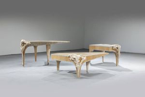 PRODUZIONE ITALIANA - Set di tre tavolini componibili in legno con decorazione a rilievo. Anni '70 cm 60x104x85 cm 50x102x58 cm 40x100  [..]