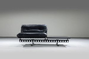 PIERLUIGI CERRI - Divano con struttura e sostegni in metallo laccato  rivestimento in pelle  tavolino con struttura e sostegni in  [..]