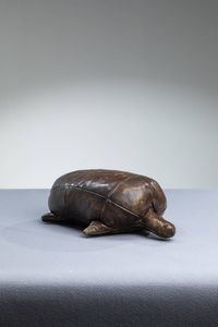 Dimitri Omersa - Tartaruga rivestita in cuoio.  Anni '60 cm 16x58x31 Difetti