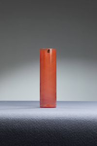 Carlo Scarpa - Vaso cilindrico a mezza filigrana rossa   Marcato alla base. Etichetta del produttore Prod. Venini  anni '80 cm  [..]