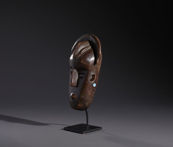 Bambara - Mali : Nello stile di Maschera antropomorfa in legno duro a patina marrone  - Asta Asta 444 | AFRICA, OCEANIA E AMERICHE - ARTIGIANATO AFRICANO: VARI COMMITTENTI E SELEZIONE DALLA COLLEZIONE BARTOLOMUCCI Online - Associazione Nazionale - Case d'Asta italiane