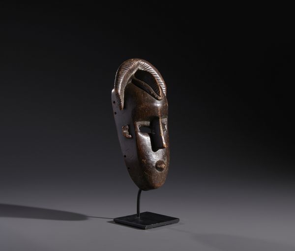 Bambara - Mali : Nello stile di Maschera antropomorfa in legno duro a patina marrone  - Asta Asta 444 | AFRICA, OCEANIA E AMERICHE - ARTIGIANATO AFRICANO: VARI COMMITTENTI E SELEZIONE DALLA COLLEZIONE BARTOLOMUCCI Online - Associazione Nazionale - Case d'Asta italiane