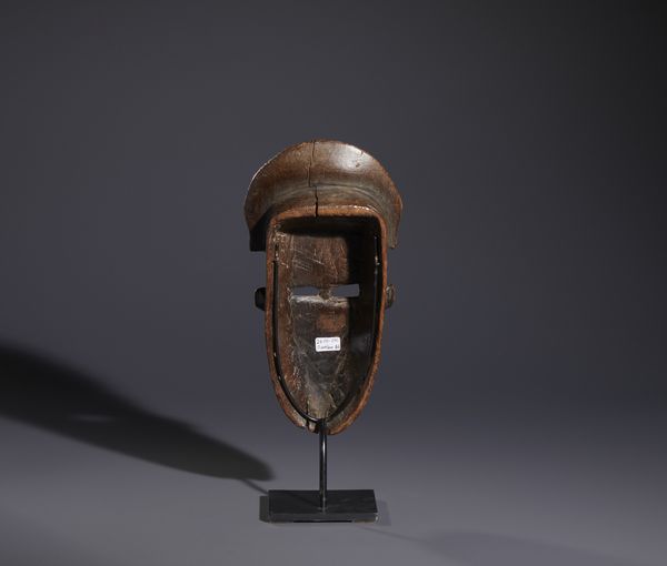 Bambara - Mali : Nello stile di Maschera antropomorfa in legno duro a patina marrone  - Asta Asta 444 | AFRICA, OCEANIA E AMERICHE - ARTIGIANATO AFRICANO: VARI COMMITTENTI E SELEZIONE DALLA COLLEZIONE BARTOLOMUCCI Online - Associazione Nazionale - Case d'Asta italiane