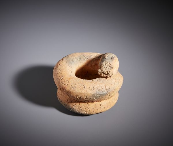 Bambara - Mali : Piccola scultura zoomorfa a forma di serpente acciambellato in terracotta  - Asta Asta 444 | AFRICA, OCEANIA E AMERICHE - ARTIGIANATO AFRICANO: VARI COMMITTENTI E SELEZIONE DALLA COLLEZIONE BARTOLOMUCCI Online - Associazione Nazionale - Case d'Asta italiane