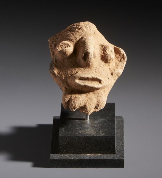 Komaland - Ghana : Nello stile di Frammento di testa antropomorfa in terracotta con base  - Asta Asta 444 | AFRICA, OCEANIA E AMERICHE - ARTIGIANATO AFRICANO: VARI COMMITTENTI E SELEZIONE DALLA COLLEZIONE BARTOLOMUCCI Online - Associazione Nazionale - Case d'Asta italiane