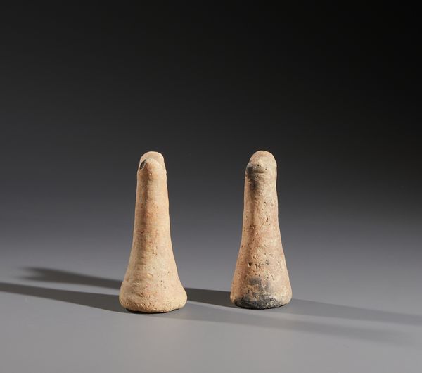 Sonink� - Mali : Nello stile di Lotto composto da due piccoli piedi da letto in terracotta  - Asta Asta 444 | AFRICA, OCEANIA E AMERICHE - ARTIGIANATO AFRICANO: VARI COMMITTENTI E SELEZIONE DALLA COLLEZIONE BARTOLOMUCCI Online - Associazione Nazionale - Case d'Asta italiane