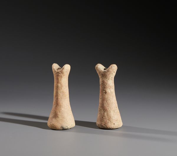 Sonink� - Mali : Nello stile di Lotto composto da due piccoli piedi da letto in terracotta  - Asta Asta 444 | AFRICA, OCEANIA E AMERICHE - ARTIGIANATO AFRICANO: VARI COMMITTENTI E SELEZIONE DALLA COLLEZIONE BARTOLOMUCCI Online - Associazione Nazionale - Case d'Asta italiane