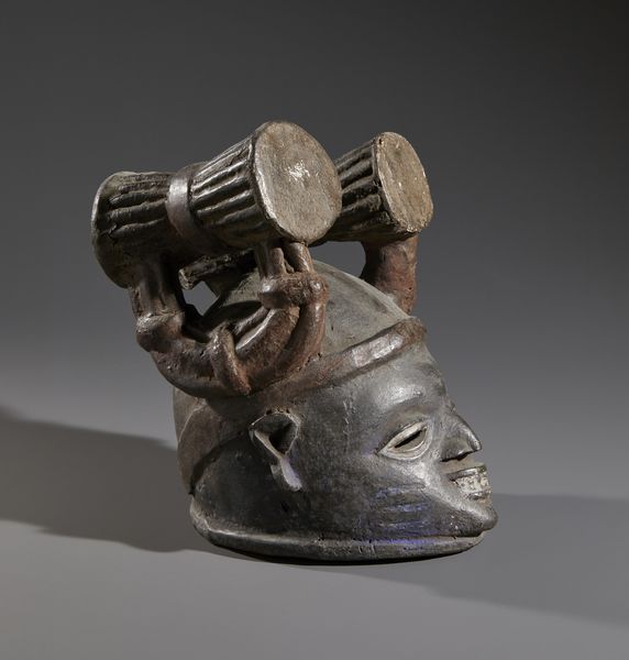 Yoruba -Nigeria : Nello stile di Maschera  a casco in forma antropomorfa in legno a patina scura  e pigmenti  - Asta Asta 444 | AFRICA, OCEANIA E AMERICHE - ARTIGIANATO AFRICANO: VARI COMMITTENTI E SELEZIONE DALLA COLLEZIONE BARTOLOMUCCI Online - Associazione Nazionale - Case d'Asta italiane
