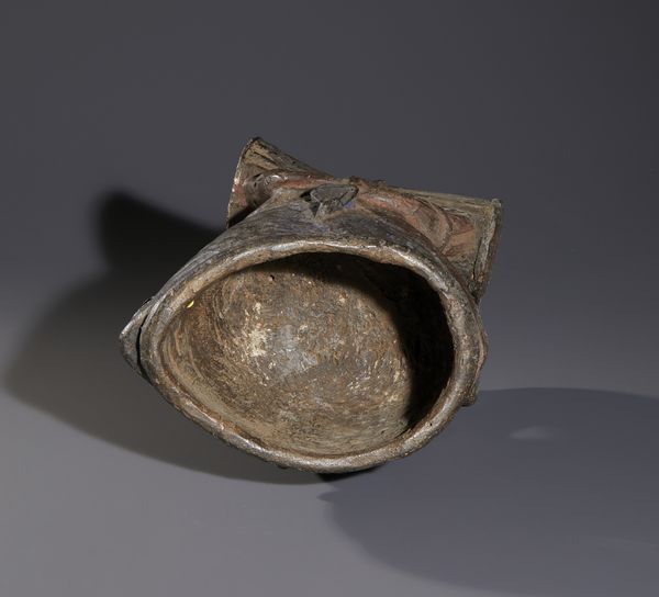 Yoruba -Nigeria : Nello stile di Maschera  a casco in forma antropomorfa in legno a patina scura  e pigmenti  - Asta Asta 444 | AFRICA, OCEANIA E AMERICHE - ARTIGIANATO AFRICANO: VARI COMMITTENTI E SELEZIONE DALLA COLLEZIONE BARTOLOMUCCI Online - Associazione Nazionale - Case d'Asta italiane