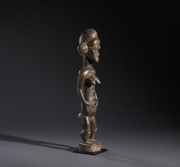Baule - Costa d'Avorio : Nello stile di Scultura antropomorfa femminile  in legno duro a patina marrone  - Asta Asta 444 | AFRICA, OCEANIA E AMERICHE - ARTIGIANATO AFRICANO: VARI COMMITTENTI E SELEZIONE DALLA COLLEZIONE BARTOLOMUCCI Online - Associazione Nazionale - Case d'Asta italiane