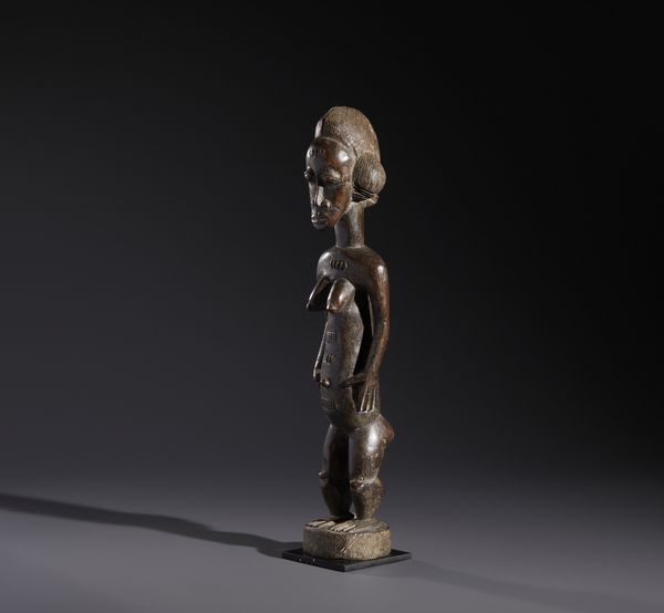 Baule - Costa d'Avorio : Nello stile di Scultura antropomorfa femminile  in legno duro a patina marrone  - Asta Asta 444 | AFRICA, OCEANIA E AMERICHE - ARTIGIANATO AFRICANO: VARI COMMITTENTI E SELEZIONE DALLA COLLEZIONE BARTOLOMUCCI Online - Associazione Nazionale - Case d'Asta italiane