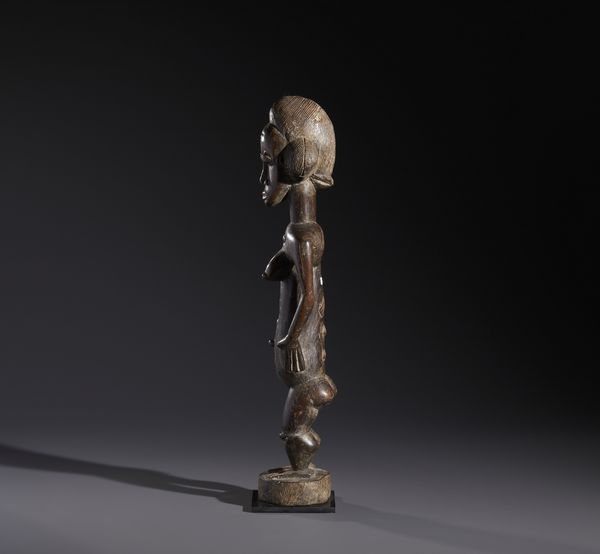 Baule - Costa d'Avorio : Nello stile di Scultura antropomorfa femminile  in legno duro a patina marrone  - Asta Asta 444 | AFRICA, OCEANIA E AMERICHE - ARTIGIANATO AFRICANO: VARI COMMITTENTI E SELEZIONE DALLA COLLEZIONE BARTOLOMUCCI Online - Associazione Nazionale - Case d'Asta italiane
