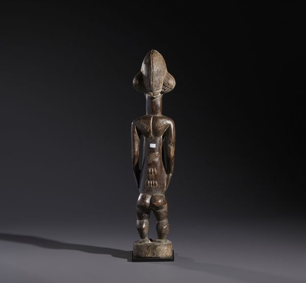 Baule - Costa d'Avorio : Nello stile di Scultura antropomorfa femminile  in legno duro a patina marrone  - Asta Asta 444 | AFRICA, OCEANIA E AMERICHE - ARTIGIANATO AFRICANO: VARI COMMITTENTI E SELEZIONE DALLA COLLEZIONE BARTOLOMUCCI Online - Associazione Nazionale - Case d'Asta italiane