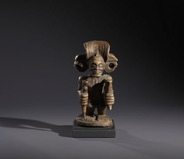 Chokwe - Repubblica Democratica del Congo : Nello stile di Scultura antropomorfa  in legno a patina chiara  - Asta Asta 444 | AFRICA, OCEANIA E AMERICHE - ARTIGIANATO AFRICANO: VARI COMMITTENTI E SELEZIONE DALLA COLLEZIONE BARTOLOMUCCI Online - Associazione Nazionale - Case d'Asta italiane