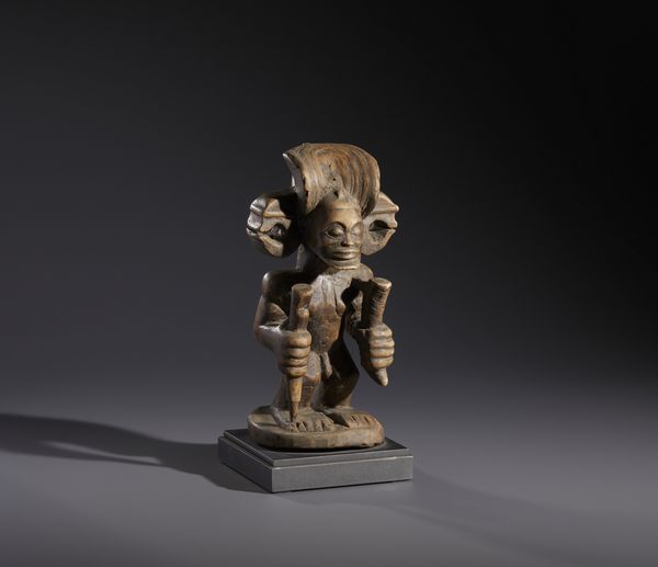 Chokwe - Repubblica Democratica del Congo : Nello stile di Scultura antropomorfa  in legno a patina chiara  - Asta Asta 444 | AFRICA, OCEANIA E AMERICHE - ARTIGIANATO AFRICANO: VARI COMMITTENTI E SELEZIONE DALLA COLLEZIONE BARTOLOMUCCI Online - Associazione Nazionale - Case d'Asta italiane