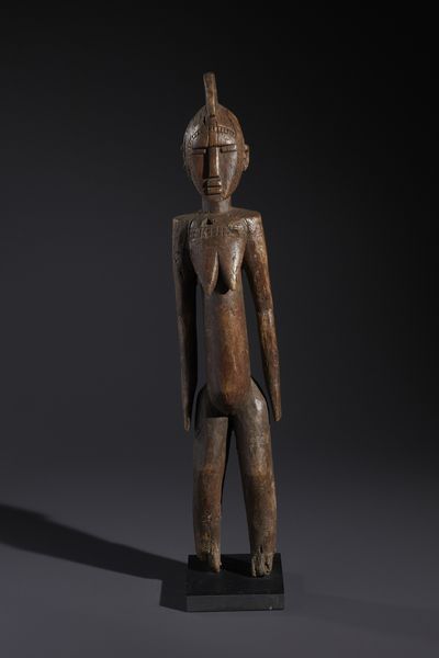 Mossi - Burkina Faso : Nello stile di Scultura antropomorfa femminile in legno a patina  marrone  - Asta Asta 444 | AFRICA, OCEANIA E AMERICHE - ARTIGIANATO AFRICANO: VARI COMMITTENTI E SELEZIONE DALLA COLLEZIONE BARTOLOMUCCI Online - Associazione Nazionale - Case d'Asta italiane