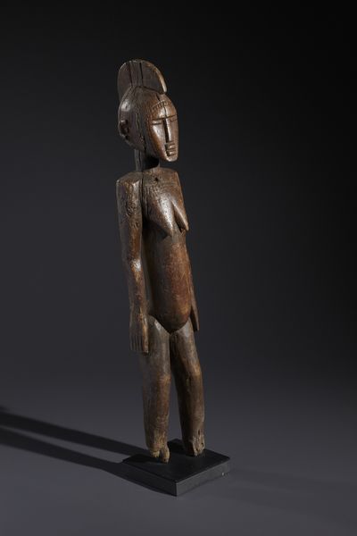 Mossi - Burkina Faso : Nello stile di Scultura antropomorfa femminile in legno a patina  marrone  - Asta Asta 444 | AFRICA, OCEANIA E AMERICHE - ARTIGIANATO AFRICANO: VARI COMMITTENTI E SELEZIONE DALLA COLLEZIONE BARTOLOMUCCI Online - Associazione Nazionale - Case d'Asta italiane