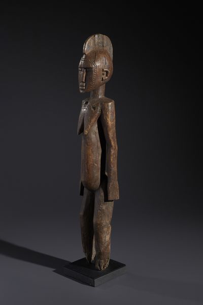 Mossi - Burkina Faso : Nello stile di Scultura antropomorfa femminile in legno a patina  marrone  - Asta Asta 444 | AFRICA, OCEANIA E AMERICHE - ARTIGIANATO AFRICANO: VARI COMMITTENTI E SELEZIONE DALLA COLLEZIONE BARTOLOMUCCI Online - Associazione Nazionale - Case d'Asta italiane