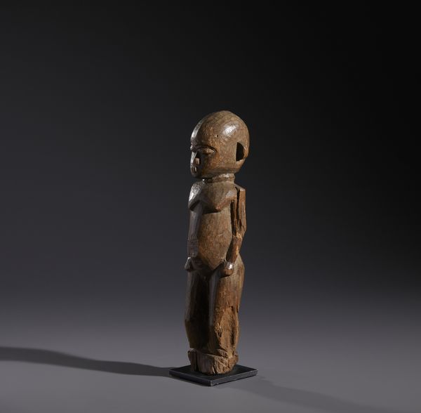 Lobi - Burkina Faso/Costa d'Avorio : Nello stile diScultura antropomorfa in legno duro a patina naturale  - Asta Asta 444 | AFRICA, OCEANIA E AMERICHE - ARTIGIANATO AFRICANO: VARI COMMITTENTI E SELEZIONE DALLA COLLEZIONE BARTOLOMUCCI Online - Associazione Nazionale - Case d'Asta italiane