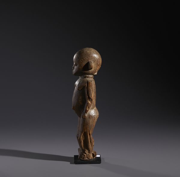 Lobi - Burkina Faso/Costa d'Avorio : Nello stile diScultura antropomorfa in legno duro a patina naturale  - Asta Asta 444 | AFRICA, OCEANIA E AMERICHE - ARTIGIANATO AFRICANO: VARI COMMITTENTI E SELEZIONE DALLA COLLEZIONE BARTOLOMUCCI Online - Associazione Nazionale - Case d'Asta italiane