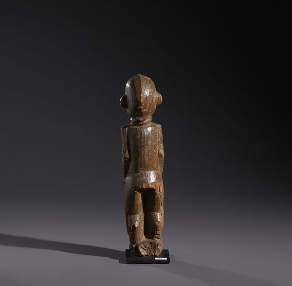 Lobi - Burkina Faso/Costa d'Avorio : Nello stile diScultura antropomorfa in legno duro a patina naturale  - Asta Asta 444 | AFRICA, OCEANIA E AMERICHE - ARTIGIANATO AFRICANO: VARI COMMITTENTI E SELEZIONE DALLA COLLEZIONE BARTOLOMUCCI Online - Associazione Nazionale - Case d'Asta italiane