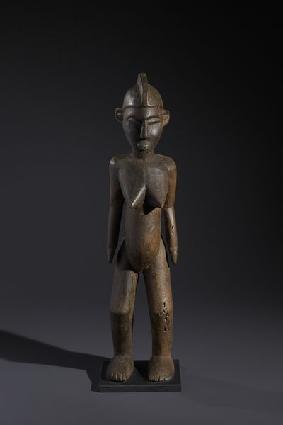 Lobi - Burkina Faso/Costa d'Avorio : Nello stile di Scultura antropomorfa femminile  legno a patina scura  - Asta Asta 444 | AFRICA, OCEANIA E AMERICHE - ARTIGIANATO AFRICANO: VARI COMMITTENTI E SELEZIONE DALLA COLLEZIONE BARTOLOMUCCI Online - Associazione Nazionale - Case d'Asta italiane