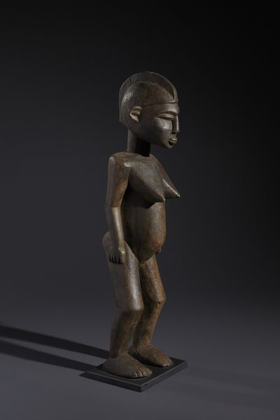 Lobi - Burkina Faso/Costa d'Avorio : Nello stile di Scultura antropomorfa femminile  legno a patina scura  - Asta Asta 444 | AFRICA, OCEANIA E AMERICHE - ARTIGIANATO AFRICANO: VARI COMMITTENTI E SELEZIONE DALLA COLLEZIONE BARTOLOMUCCI Online - Associazione Nazionale - Case d'Asta italiane