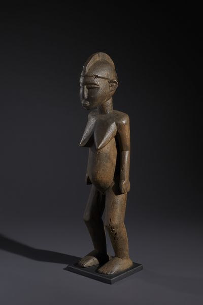 Lobi - Burkina Faso/Costa d'Avorio : Nello stile di Scultura antropomorfa femminile  legno a patina scura  - Asta Asta 444 | AFRICA, OCEANIA E AMERICHE - ARTIGIANATO AFRICANO: VARI COMMITTENTI E SELEZIONE DALLA COLLEZIONE BARTOLOMUCCI Online - Associazione Nazionale - Case d'Asta italiane