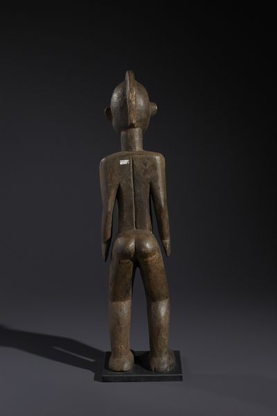 Lobi - Burkina Faso/Costa d'Avorio : Nello stile di Scultura antropomorfa femminile  legno a patina scura  - Asta Asta 444 | AFRICA, OCEANIA E AMERICHE - ARTIGIANATO AFRICANO: VARI COMMITTENTI E SELEZIONE DALLA COLLEZIONE BARTOLOMUCCI Online - Associazione Nazionale - Case d'Asta italiane