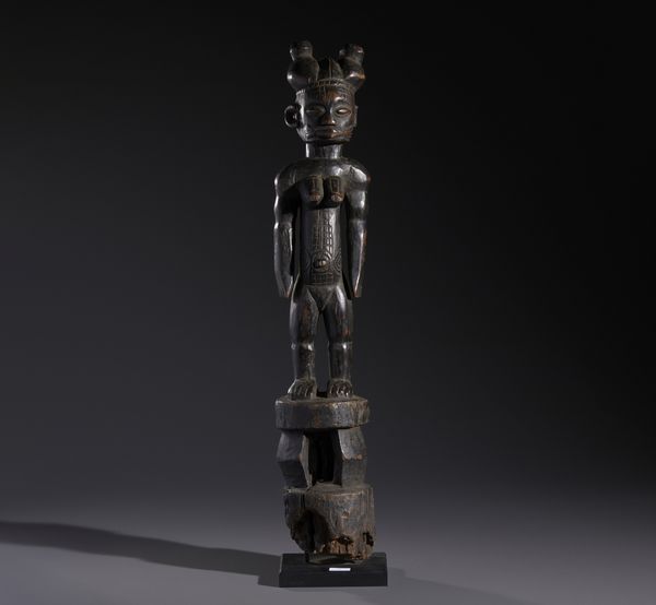 Tiv - Nigeria : Nello stile di Scultura antropomorfa femminile con elaborata acconciatura su piedistalloLegno duro a patina nera  - Asta Asta 444 | AFRICA, OCEANIA E AMERICHE - ARTIGIANATO AFRICANO: VARI COMMITTENTI E SELEZIONE DALLA COLLEZIONE BARTOLOMUCCI Online - Associazione Nazionale - Case d'Asta italiane