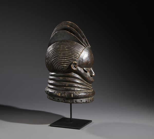 Mende - Sierra Leone : Nello stile di Maschera a casco antropomorfa  in legno duro a patina nera  - Asta Asta 444 | AFRICA, OCEANIA E AMERICHE - ARTIGIANATO AFRICANO: VARI COMMITTENTI E SELEZIONE DALLA COLLEZIONE BARTOLOMUCCI Online - Associazione Nazionale - Case d'Asta italiane