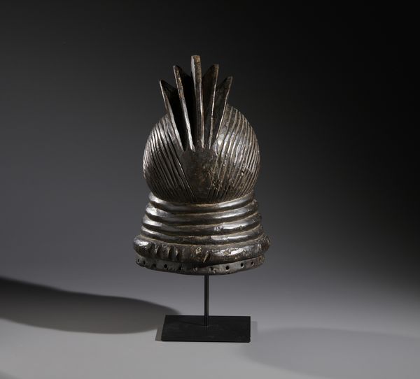 Mende - Sierra Leone : Nello stile di Maschera a casco antropomorfa  in legno duro a patina nera  - Asta Asta 444 | AFRICA, OCEANIA E AMERICHE - ARTIGIANATO AFRICANO: VARI COMMITTENTI E SELEZIONE DALLA COLLEZIONE BARTOLOMUCCI Online - Associazione Nazionale - Case d'Asta italiane