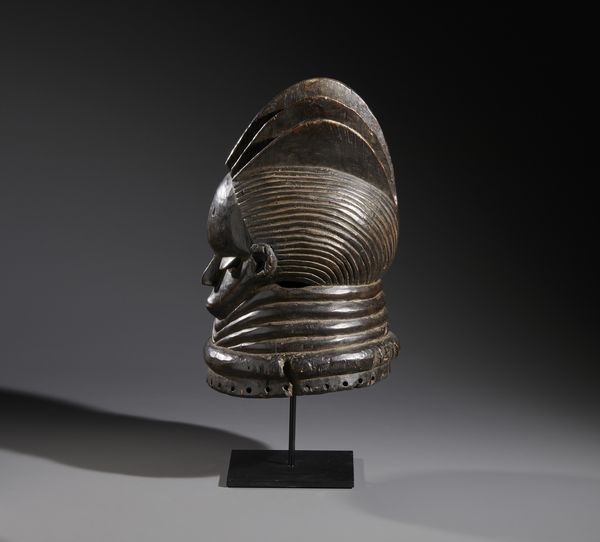 Mende - Sierra Leone : Nello stile di Maschera a casco antropomorfa  in legno duro a patina nera  - Asta Asta 444 | AFRICA, OCEANIA E AMERICHE - ARTIGIANATO AFRICANO: VARI COMMITTENTI E SELEZIONE DALLA COLLEZIONE BARTOLOMUCCI Online - Associazione Nazionale - Case d'Asta italiane