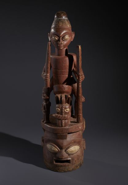 Yoruba -Nigeria : Nello stile di Grande maschera a casco sormontato da cavaliere a cavallo ed una piccola figura antropomorfa in legno a patina bruno rossastra, caolino e pigmenti  - Asta Asta 444 | AFRICA, OCEANIA E AMERICHE - ARTIGIANATO AFRICANO: VARI COMMITTENTI E SELEZIONE DALLA COLLEZIONE BARTOLOMUCCI Online - Associazione Nazionale - Case d'Asta italiane