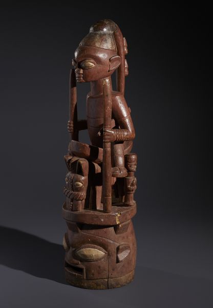 Yoruba -Nigeria : Nello stile di Grande maschera a casco sormontato da cavaliere a cavallo ed una piccola figura antropomorfa in legno a patina bruno rossastra, caolino e pigmenti  - Asta Asta 444 | AFRICA, OCEANIA E AMERICHE - ARTIGIANATO AFRICANO: VARI COMMITTENTI E SELEZIONE DALLA COLLEZIONE BARTOLOMUCCI Online - Associazione Nazionale - Case d'Asta italiane