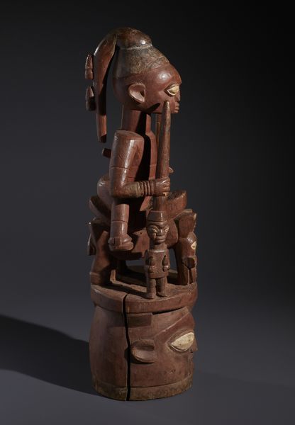 Yoruba -Nigeria : Nello stile di Grande maschera a casco sormontato da cavaliere a cavallo ed una piccola figura antropomorfa in legno a patina bruno rossastra, caolino e pigmenti  - Asta Asta 444 | AFRICA, OCEANIA E AMERICHE - ARTIGIANATO AFRICANO: VARI COMMITTENTI E SELEZIONE DALLA COLLEZIONE BARTOLOMUCCI Online - Associazione Nazionale - Case d'Asta italiane