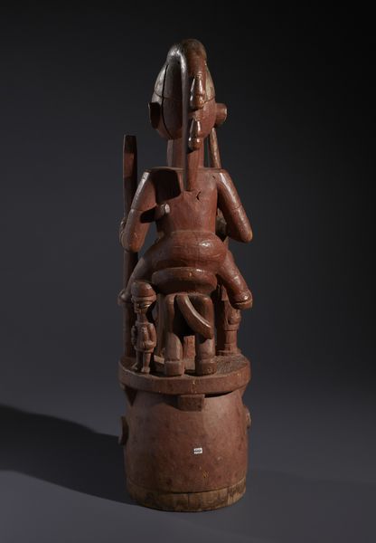 Yoruba -Nigeria : Nello stile di Grande maschera a casco sormontato da cavaliere a cavallo ed una piccola figura antropomorfa in legno a patina bruno rossastra, caolino e pigmenti  - Asta Asta 444 | AFRICA, OCEANIA E AMERICHE - ARTIGIANATO AFRICANO: VARI COMMITTENTI E SELEZIONE DALLA COLLEZIONE BARTOLOMUCCI Online - Associazione Nazionale - Case d'Asta italiane