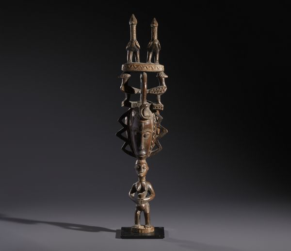 Guro - Costa d'Avorio : Nello stile di Maschera con elaborata acconciatura decorata con figure di uccelli e con  sostegno in forma di scultura antropomorfa Legno duro a patina marrone  - Asta Asta 444 | AFRICA, OCEANIA E AMERICHE - ARTIGIANATO AFRICANO: VARI COMMITTENTI E SELEZIONE DALLA COLLEZIONE BARTOLOMUCCI Online - Associazione Nazionale - Case d'Asta italiane