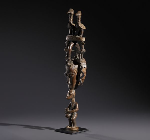 Guro - Costa d'Avorio : Nello stile di Maschera con elaborata acconciatura decorata con figure di uccelli e con  sostegno in forma di scultura antropomorfa Legno duro a patina marrone  - Asta Asta 444 | AFRICA, OCEANIA E AMERICHE - ARTIGIANATO AFRICANO: VARI COMMITTENTI E SELEZIONE DALLA COLLEZIONE BARTOLOMUCCI Online - Associazione Nazionale - Case d'Asta italiane