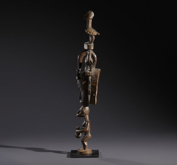 Guro - Costa d'Avorio : Nello stile di Maschera con elaborata acconciatura decorata con figure di uccelli e con  sostegno in forma di scultura antropomorfa Legno duro a patina marrone  - Asta Asta 444 | AFRICA, OCEANIA E AMERICHE - ARTIGIANATO AFRICANO: VARI COMMITTENTI E SELEZIONE DALLA COLLEZIONE BARTOLOMUCCI Online - Associazione Nazionale - Case d'Asta italiane