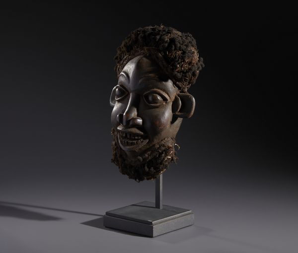 Bamoun - Camerun (Grassland) : Nello stile di Maschera-copricapo antropomorfa in legno duro a patina scura, fibre e capelli  - Asta Asta 444 | AFRICA, OCEANIA E AMERICHE - ARTIGIANATO AFRICANO: VARI COMMITTENTI E SELEZIONE DALLA COLLEZIONE BARTOLOMUCCI Online - Associazione Nazionale - Case d'Asta italiane