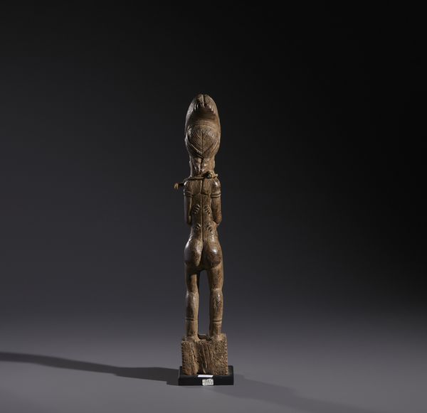 Baule - Costa d'Avorio : Nello stile di Scultura antropomorfa maschile  in legno duro a patina marrone  - Asta Asta 444 | AFRICA, OCEANIA E AMERICHE - ARTIGIANATO AFRICANO: VARI COMMITTENTI E SELEZIONE DALLA COLLEZIONE BARTOLOMUCCI Online - Associazione Nazionale - Case d'Asta italiane