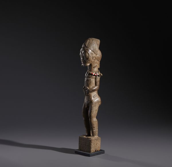 Baule - Costa d'Avorio : Nello stile di Scultura antropomorfa maschile  in legno duro a patina marrone  - Asta Asta 444 | AFRICA, OCEANIA E AMERICHE - ARTIGIANATO AFRICANO: VARI COMMITTENTI E SELEZIONE DALLA COLLEZIONE BARTOLOMUCCI Online - Associazione Nazionale - Case d'Asta italiane