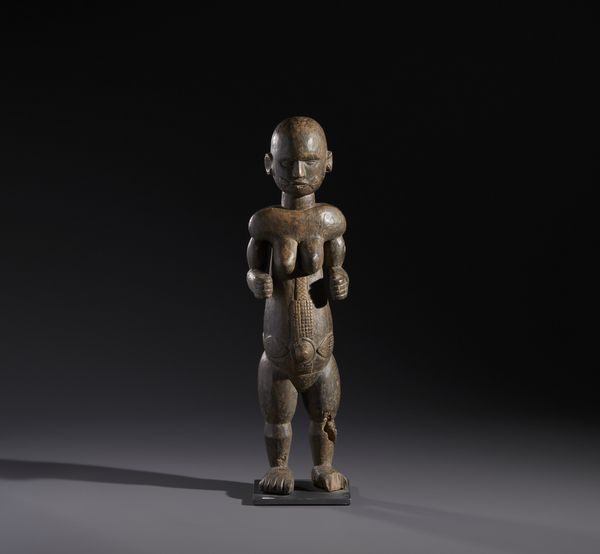 Fon - Nigeria/Benin : Nello stile di Scultura antropomorfa in legno duro a patina scura  - Asta Asta 444 | AFRICA, OCEANIA E AMERICHE - ARTIGIANATO AFRICANO: VARI COMMITTENTI E SELEZIONE DALLA COLLEZIONE BARTOLOMUCCI Online - Associazione Nazionale - Case d'Asta italiane