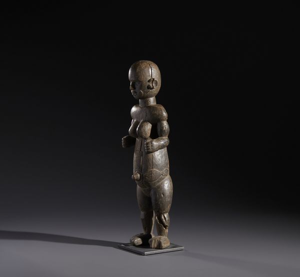 Fon - Nigeria/Benin : Nello stile di Scultura antropomorfa in legno duro a patina scura  - Asta Asta 444 | AFRICA, OCEANIA E AMERICHE - ARTIGIANATO AFRICANO: VARI COMMITTENTI E SELEZIONE DALLA COLLEZIONE BARTOLOMUCCI Online - Associazione Nazionale - Case d'Asta italiane