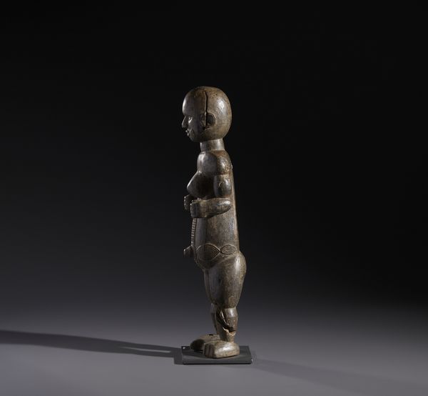Fon - Nigeria/Benin : Nello stile di Scultura antropomorfa in legno duro a patina scura  - Asta Asta 444 | AFRICA, OCEANIA E AMERICHE - ARTIGIANATO AFRICANO: VARI COMMITTENTI E SELEZIONE DALLA COLLEZIONE BARTOLOMUCCI Online - Associazione Nazionale - Case d'Asta italiane