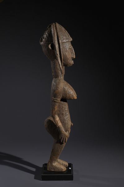 Bambara - Mali : Nello stile di Grande scultura antropomorfa femminile in legno duro a patina marrone e cordicella  - Asta Asta 444 | AFRICA, OCEANIA E AMERICHE - ARTIGIANATO AFRICANO: VARI COMMITTENTI E SELEZIONE DALLA COLLEZIONE BARTOLOMUCCI Online - Associazione Nazionale - Case d'Asta italiane