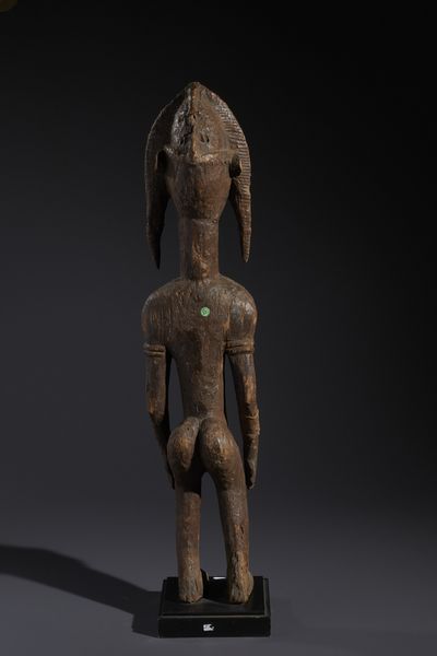 Bambara - Mali : Nello stile di Grande scultura antropomorfa femminile in legno duro a patina marrone e cordicella  - Asta Asta 444 | AFRICA, OCEANIA E AMERICHE - ARTIGIANATO AFRICANO: VARI COMMITTENTI E SELEZIONE DALLA COLLEZIONE BARTOLOMUCCI Online - Associazione Nazionale - Case d'Asta italiane