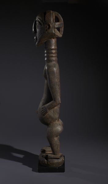 Hemba - Repubblica Democratica del Congo : Nello stile di Grande scultura antropomorfa maschile in legno duro a patina scura  - Asta Asta 444 | AFRICA, OCEANIA E AMERICHE - ARTIGIANATO AFRICANO: VARI COMMITTENTI E SELEZIONE DALLA COLLEZIONE BARTOLOMUCCI Online - Associazione Nazionale - Case d'Asta italiane