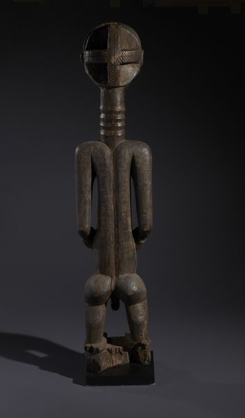 Hemba - Repubblica Democratica del Congo : Nello stile di Grande scultura antropomorfa maschile in legno duro a patina scura  - Asta Asta 444 | AFRICA, OCEANIA E AMERICHE - ARTIGIANATO AFRICANO: VARI COMMITTENTI E SELEZIONE DALLA COLLEZIONE BARTOLOMUCCI Online - Associazione Nazionale - Case d'Asta italiane